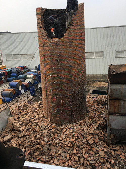 莱芜烟囱拆除工程特点及针对性措施：