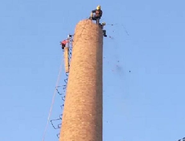 平湖人工拆除烟囱的方法介绍