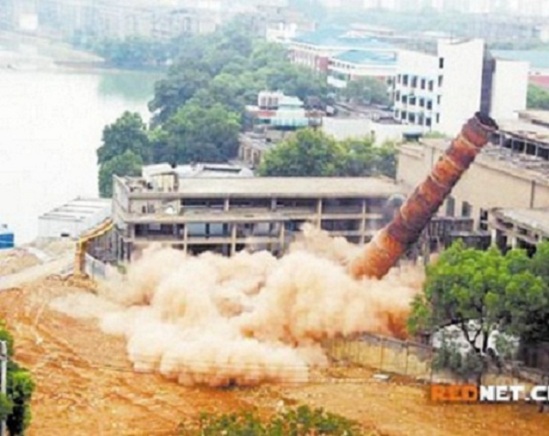 绥芬河烟囱爆破拆除 技术高超 准确快捷