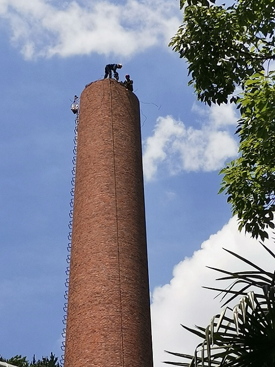 吉林烟囱拆除公司:环保先行,绿色施工,守护蓝天